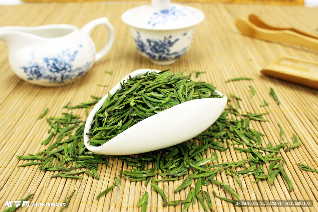 青花瓷茶具与新鲜茶叶