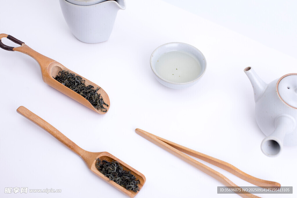 中式茶具与木制茶铲组合