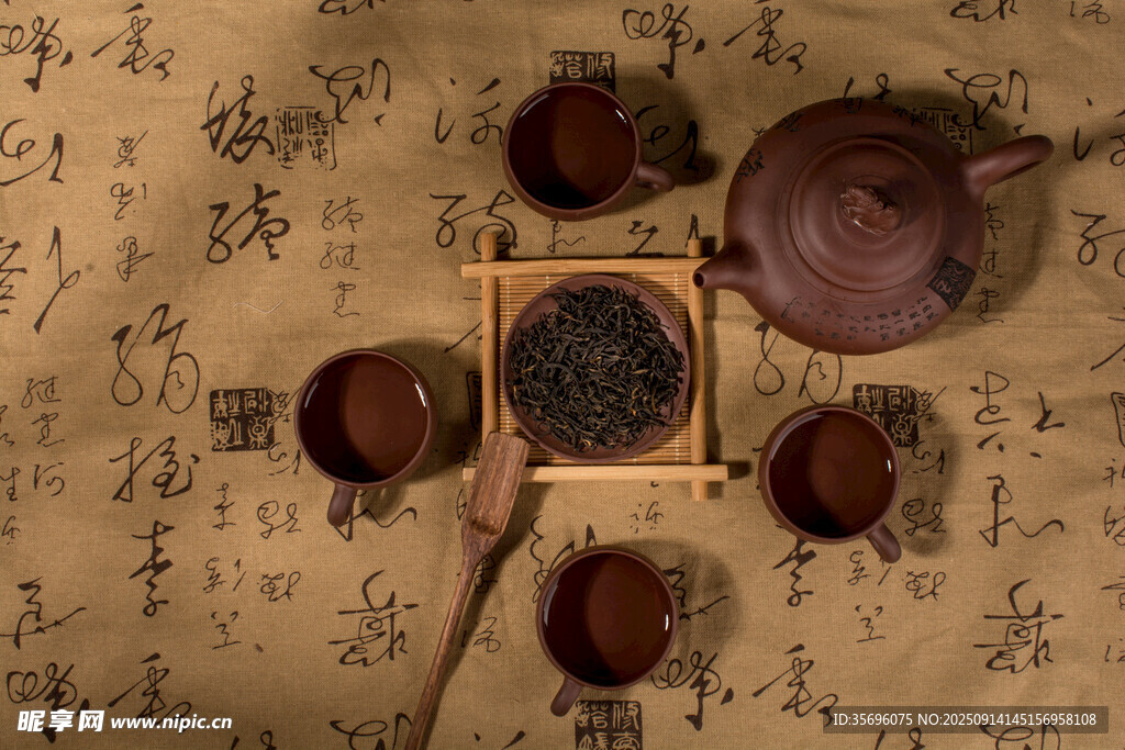 中式传统茶具与古朴背景