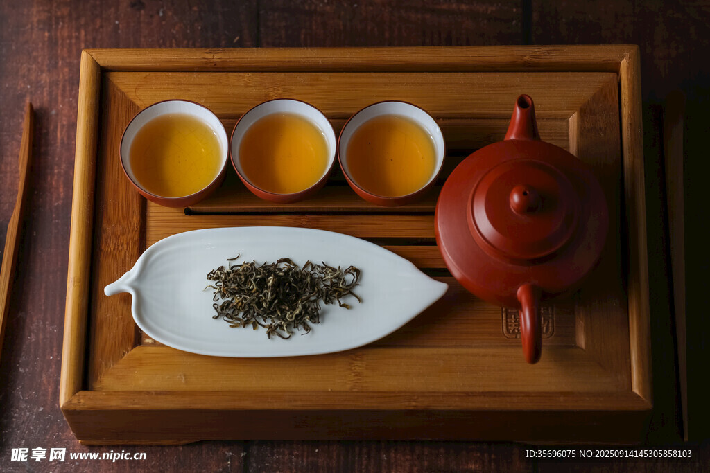 中式茶具与茶饮展示