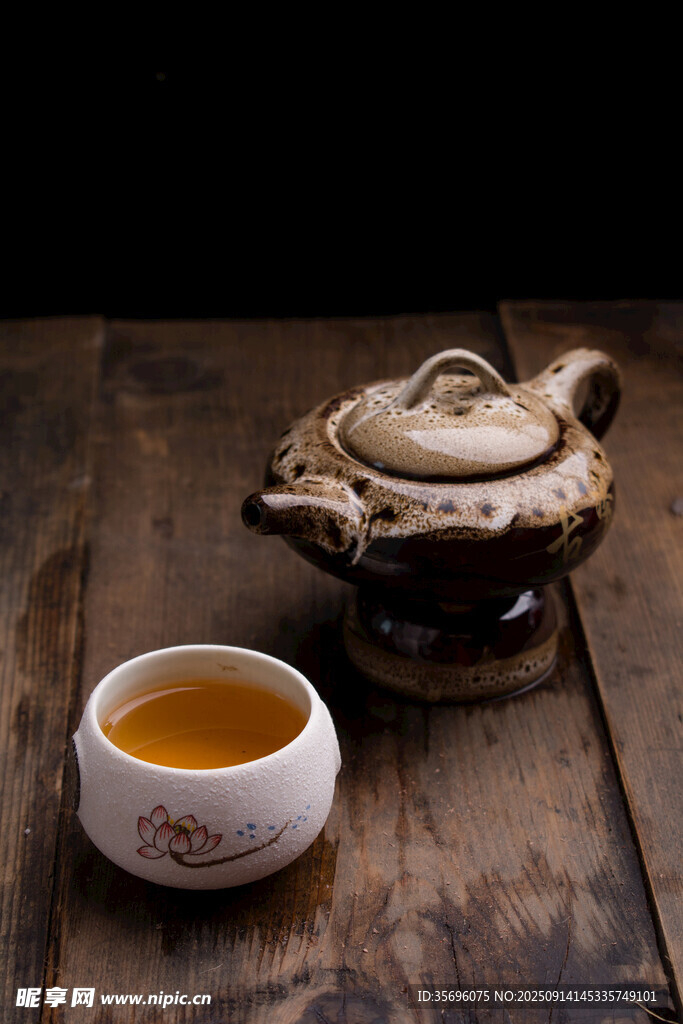 古朴茶具与香茗