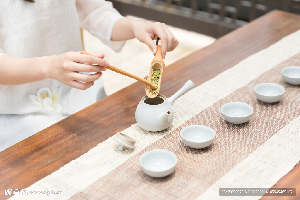 中式茶艺表演瞬间