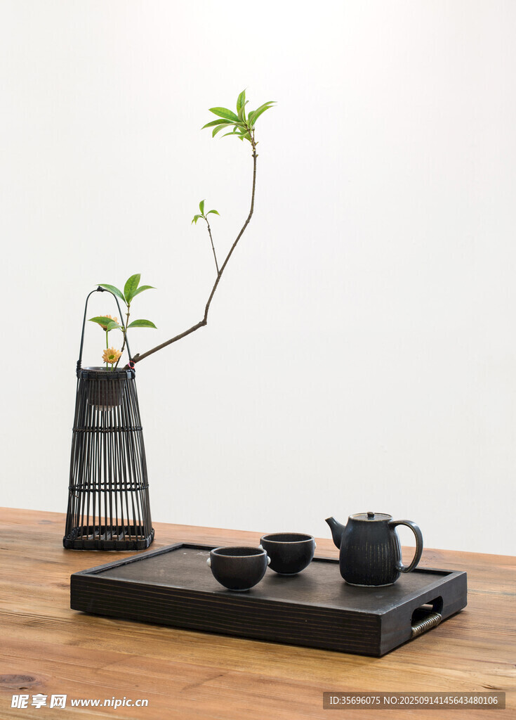 中式茶具与绿植雅致组合