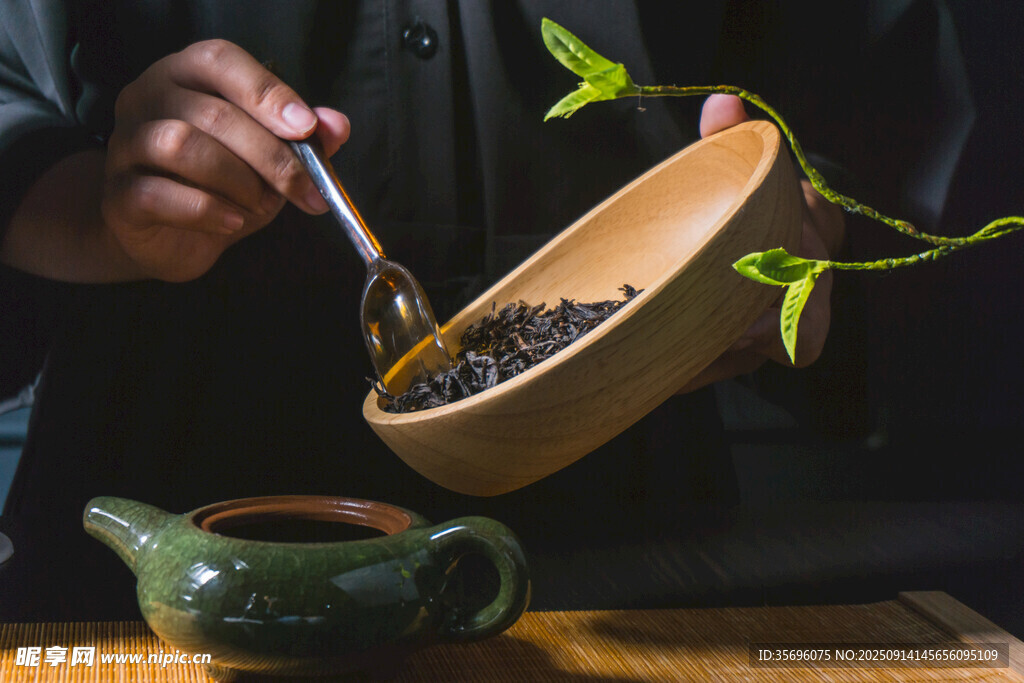 手舀茶叶入碗的中式茶场景