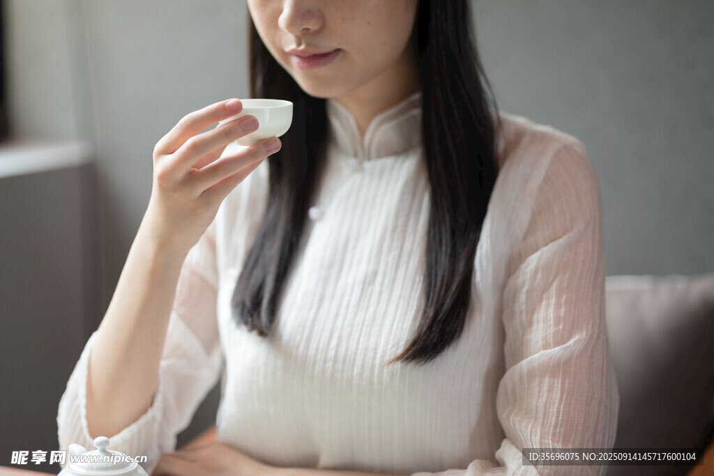 优雅女子手持物品姿态优雅