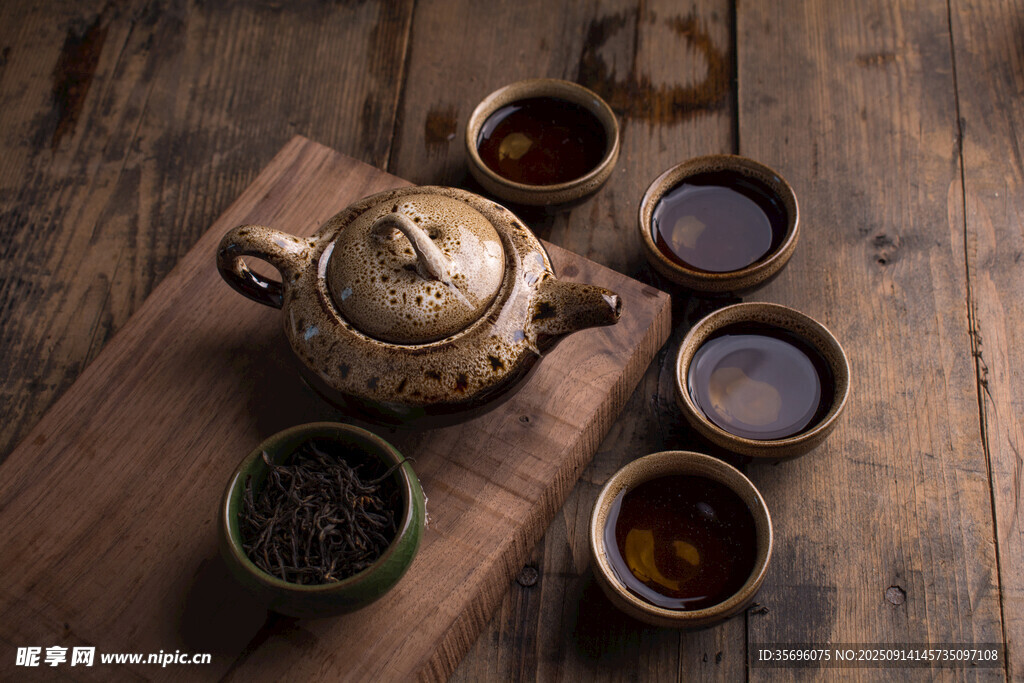 古朴茶具与香茗