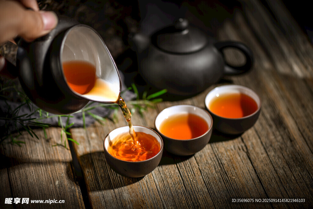 手斟香茗于古朴茶具间