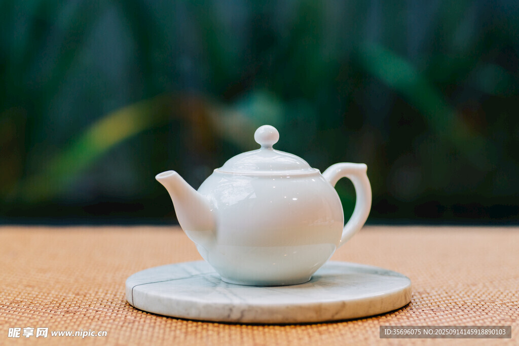 素雅白瓷茶壶置于盘上