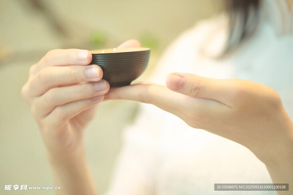 手持精致小茶杯