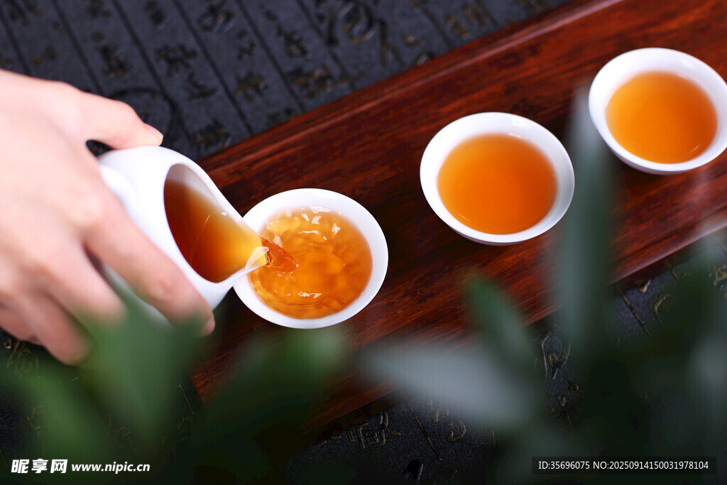 手斟香茗入杯