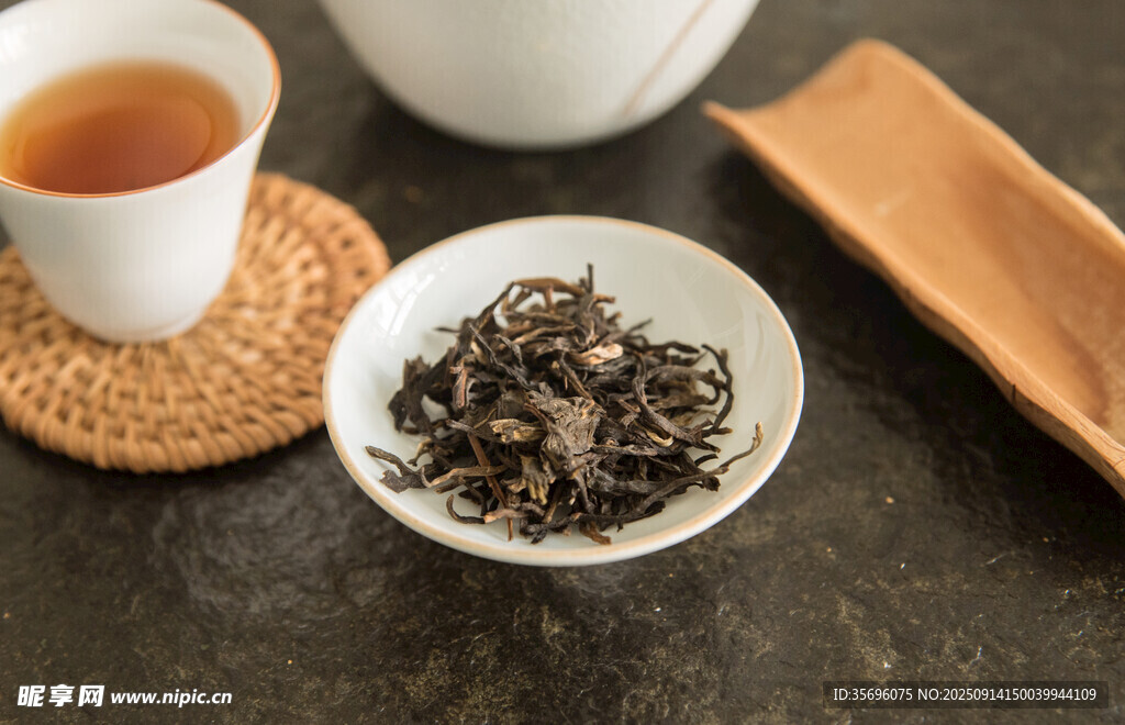 精致茶具与杯中茶叶