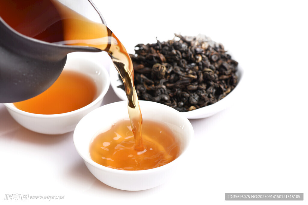 茶壶倒茶入杯的精彩瞬间