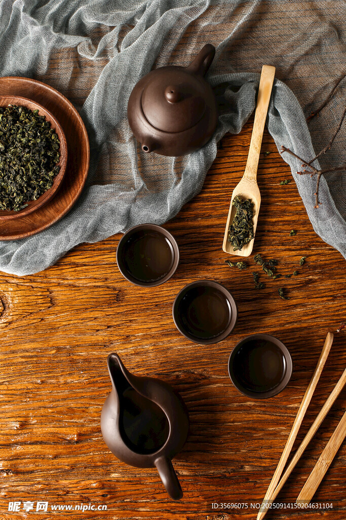 中式茶具与茶叶的雅致组合