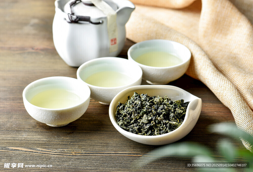 中式茶具与清香绿茶