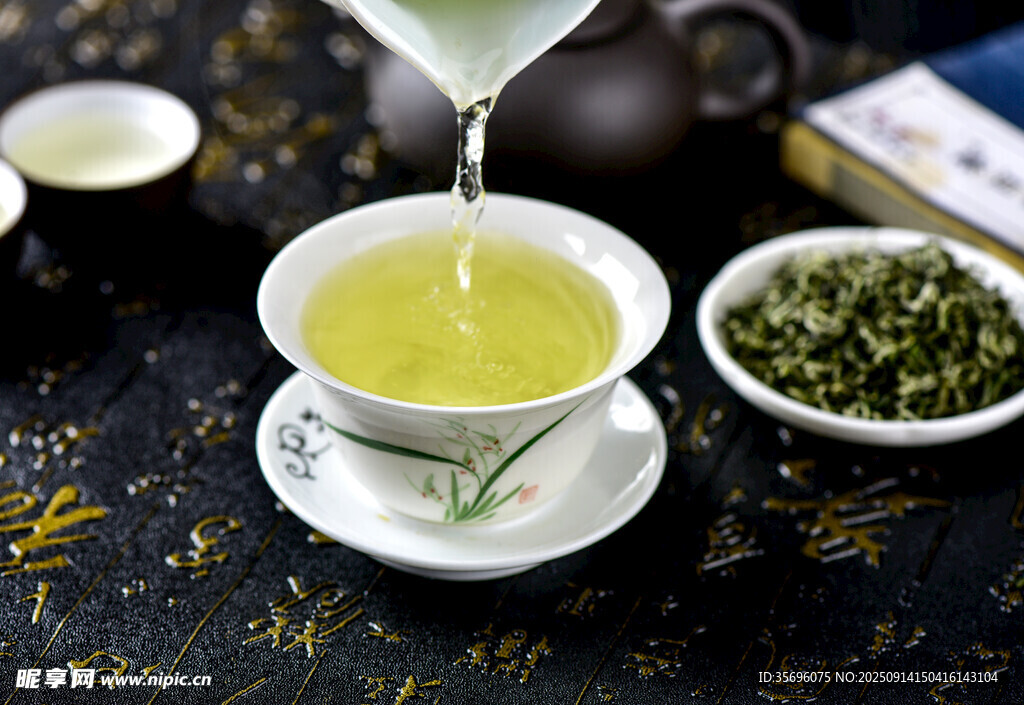 绿茶冲泡瞬间