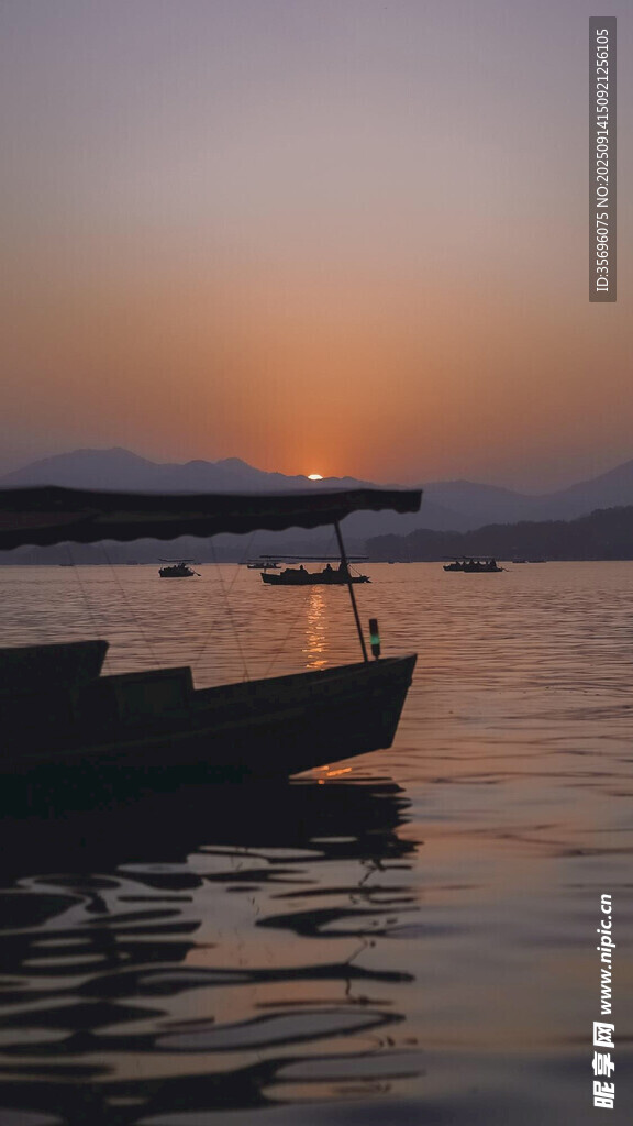 夕阳下的静谧湖面小船