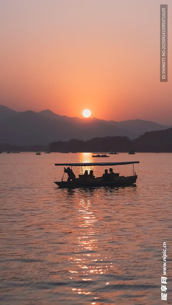 夕阳下的湖面泛舟景象
