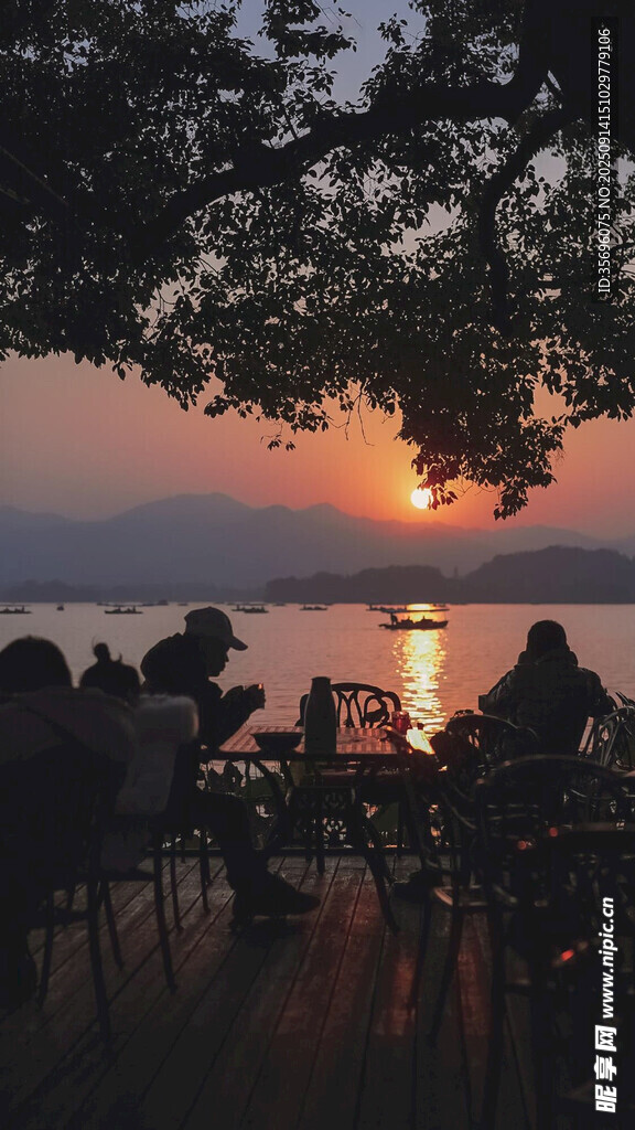 夕阳下湖畔的惬意相聚