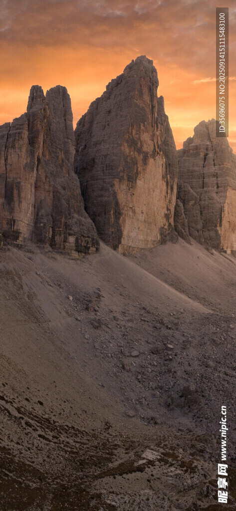 壮丽山峰的黄昏美景