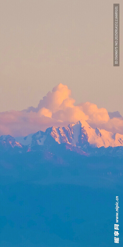 壮丽雪山映霞光