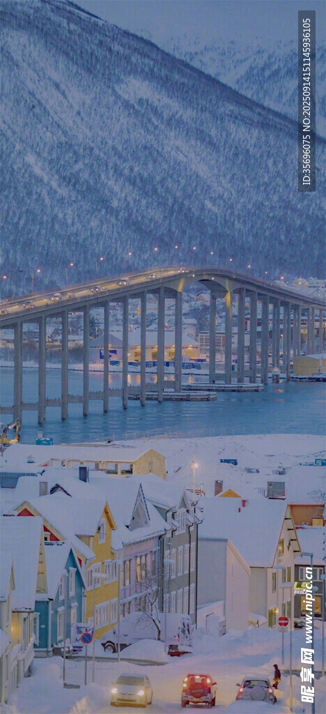 雪山下的多彩建筑群