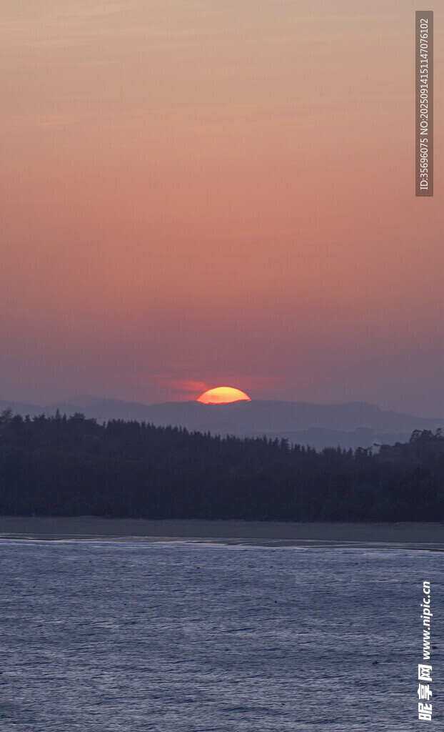 夕阳下的静谧水面景色