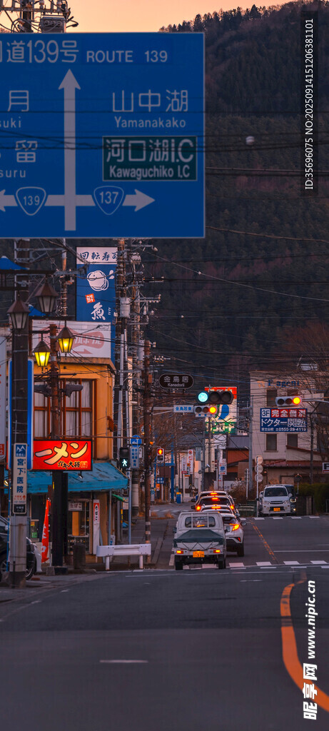 黄昏下的城市道路街景