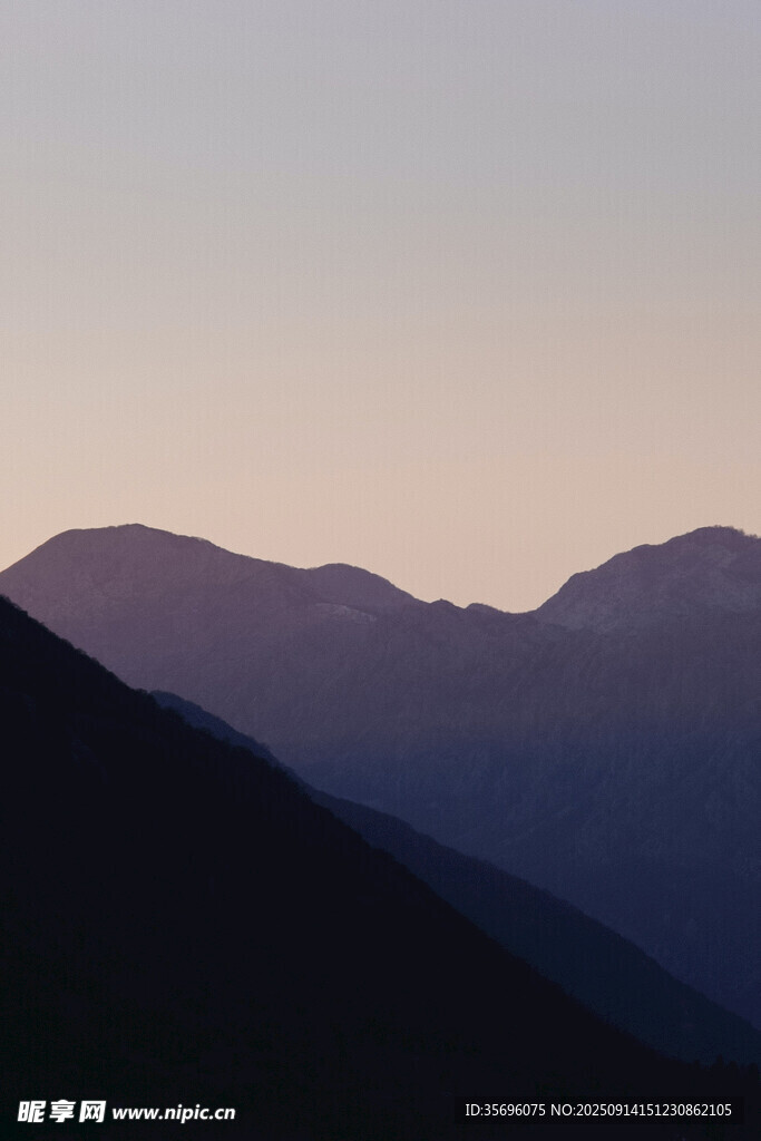 黄昏下的山峦剪影