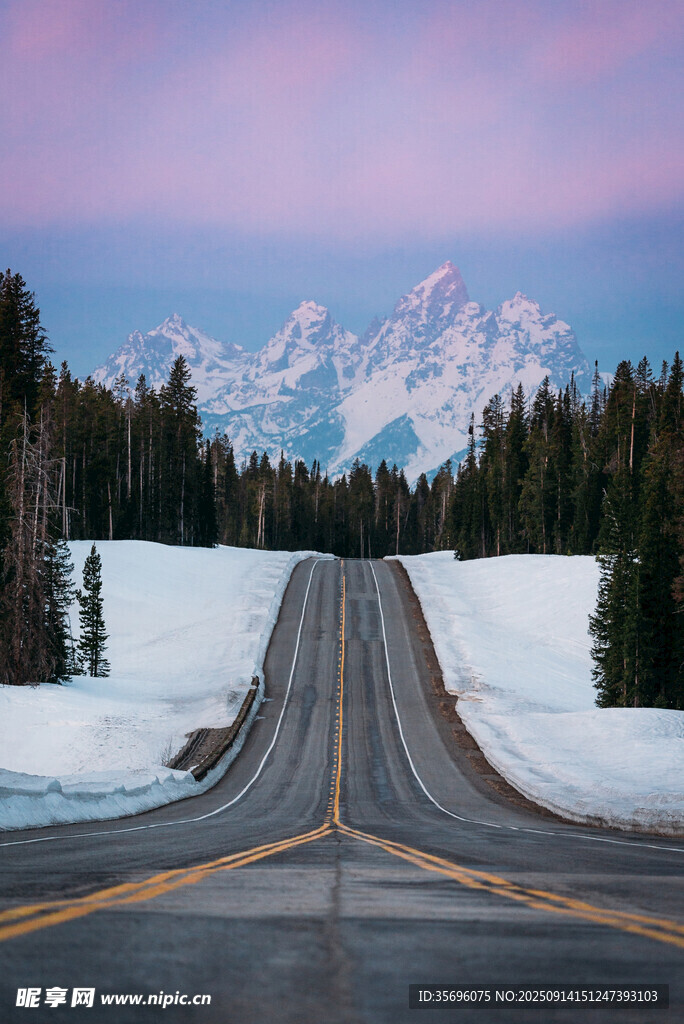 雪覆公路望远处雪山美景