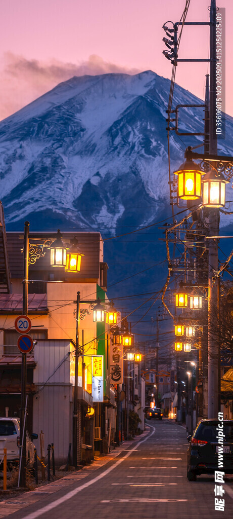 雪山下的街道夜景
