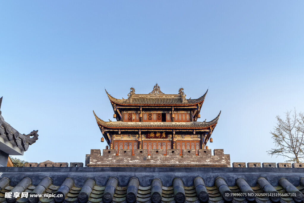 午后的都江堰宣化门古城楼