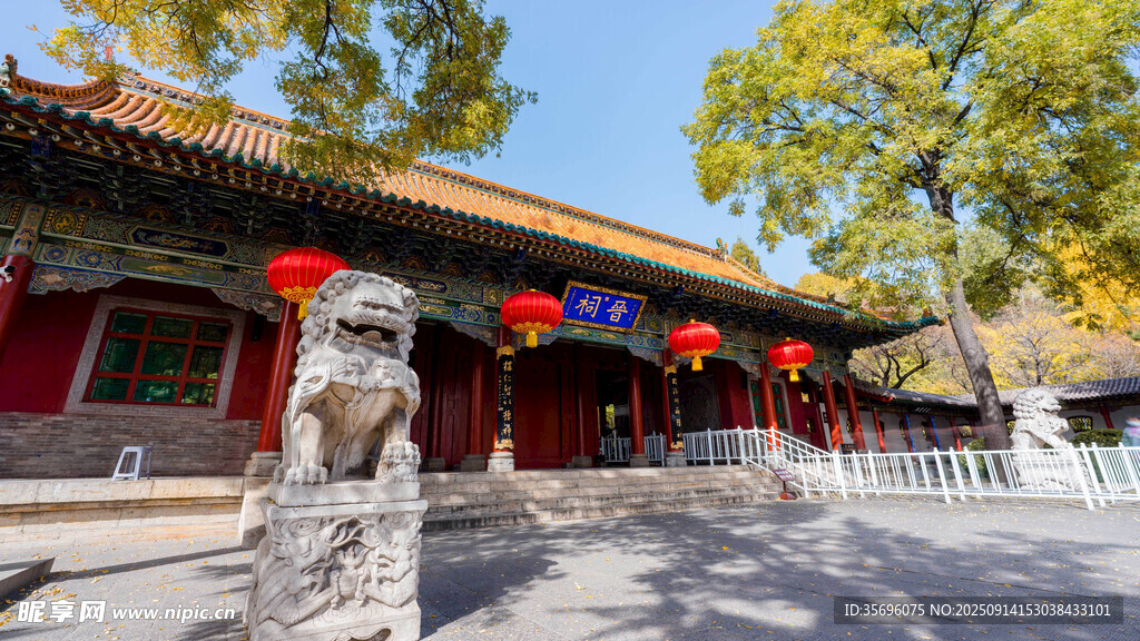 中式古建筑前的石兽景观