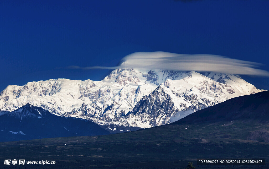 巍峨雪山壮丽景观