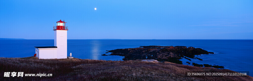 海边灯塔夜景