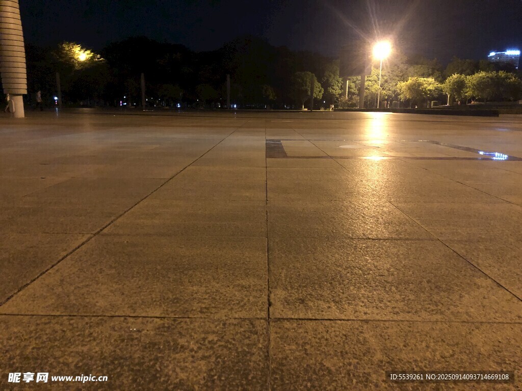夜晚空旷广场地面景象