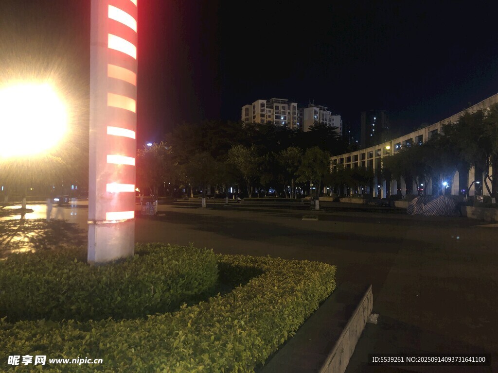 夜晚街道旁的发光立柱