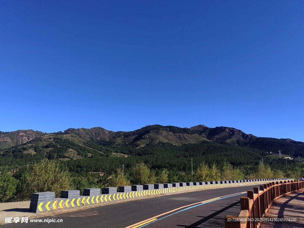 公路旁青山蓝天美景