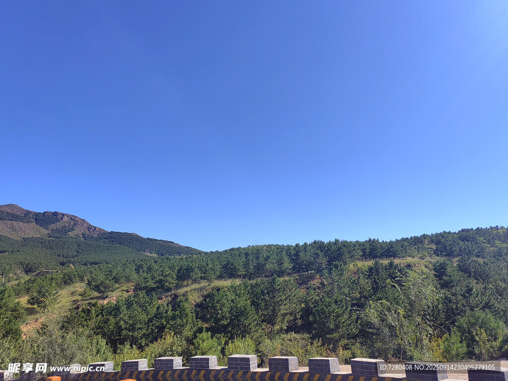 青山蓝天美景