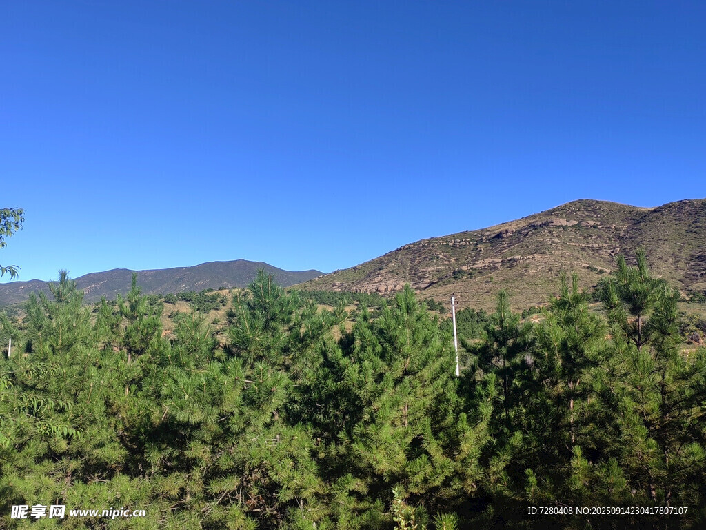 青山绿树蓝天自然美景