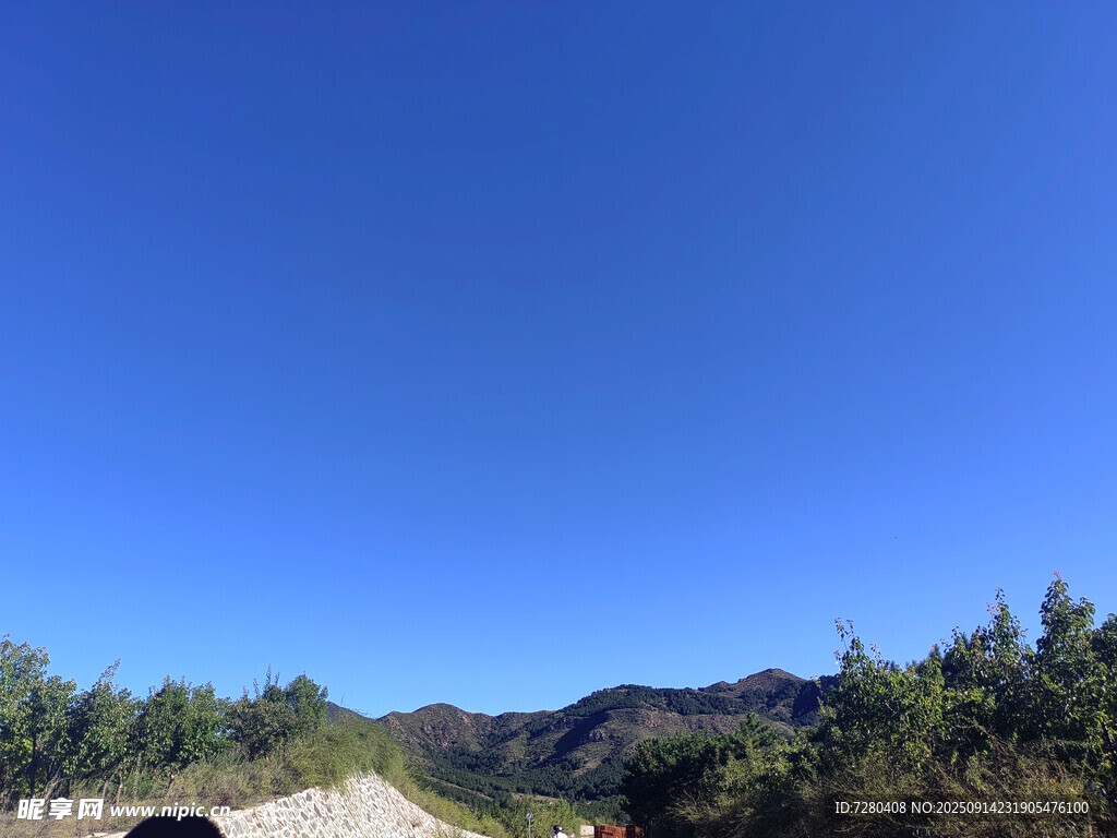 蓝天青山风景图