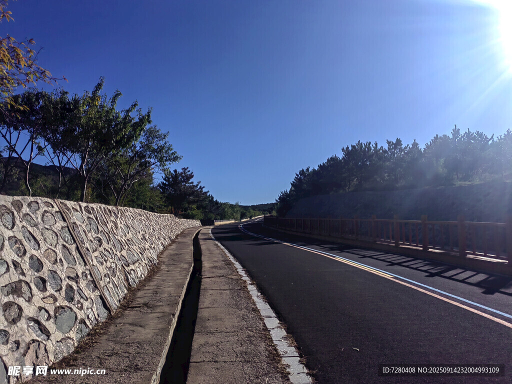 阳光照耀下的公路与石墙