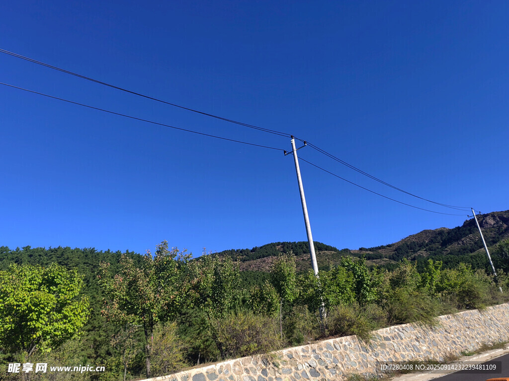 公路旁葱郁山林与蓝天