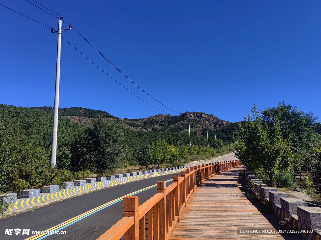 山间公路旁的木质步道