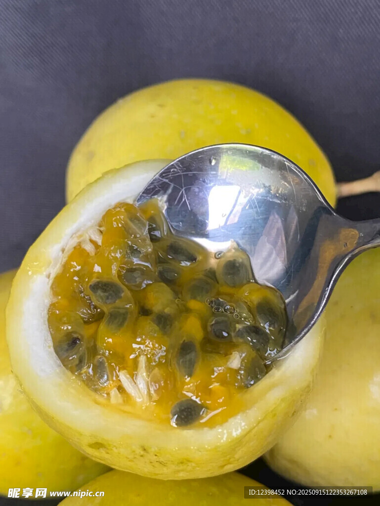 切开的百香果与银色勺子