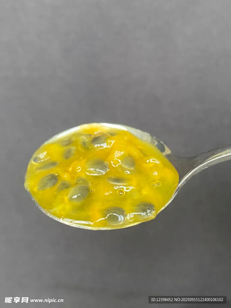 勺子上的美味百香果果肉