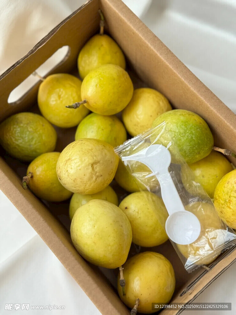 木盒中的新鲜黄梨