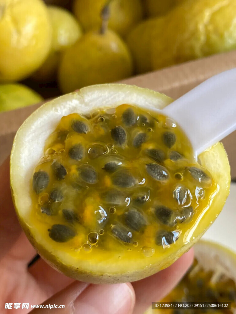 手捧切开的饱满百香果