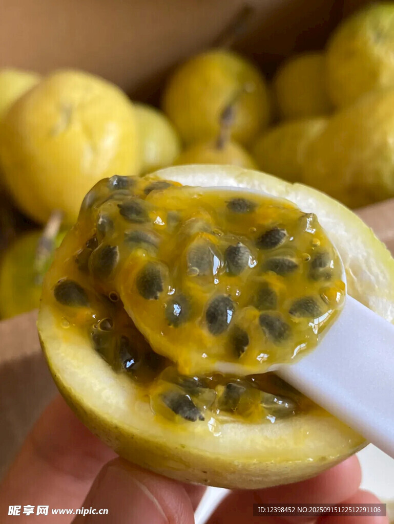 切开的黄金百香果果肉
