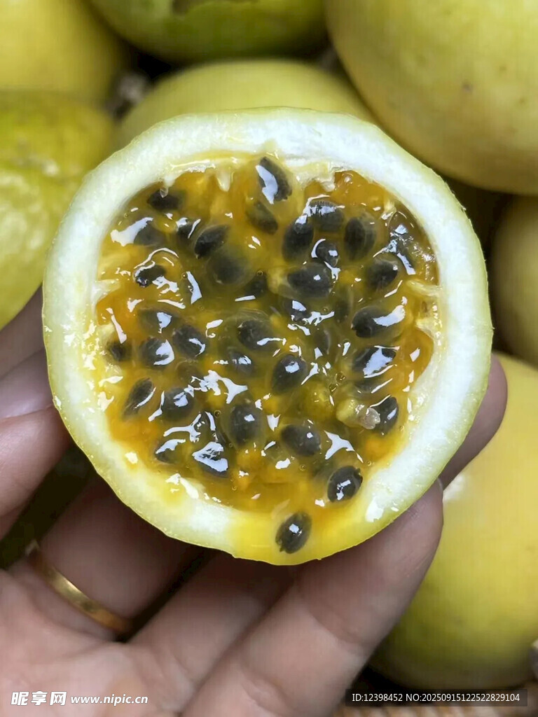 手捧切开的新鲜百香果