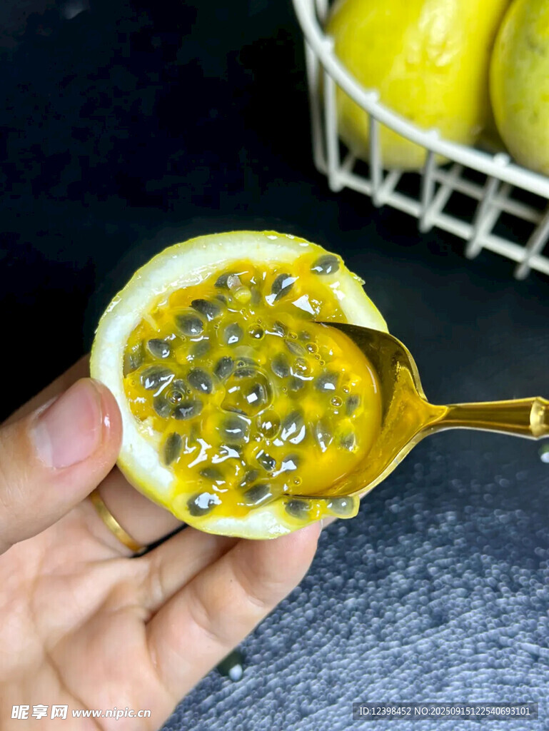 手持切开的百香果